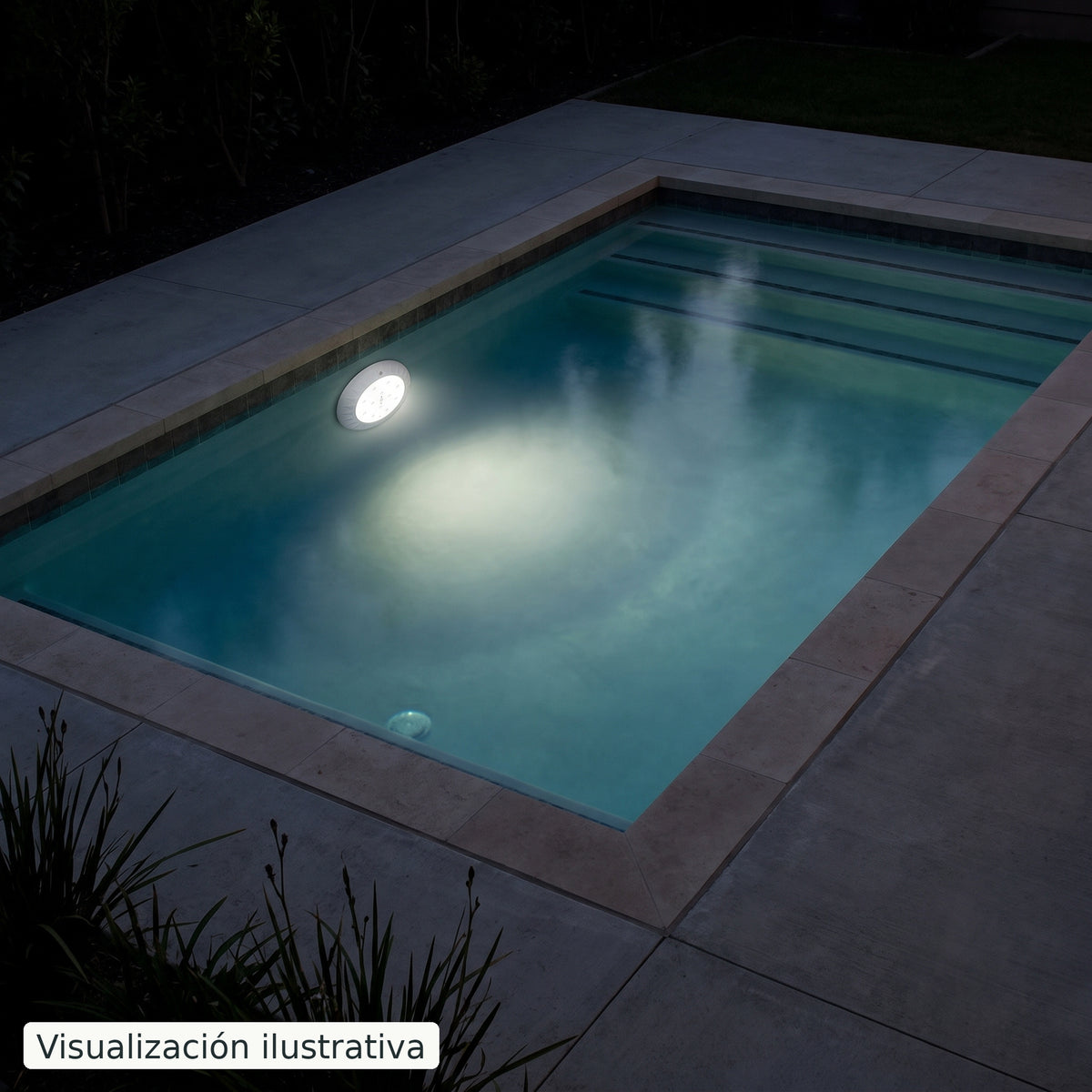 Visualización ilustrativa. Vista nocturna de una piscina que ilustra el color de esta lámpara. El efecto de la luz varía según el diseño de la piscina y la instalación.