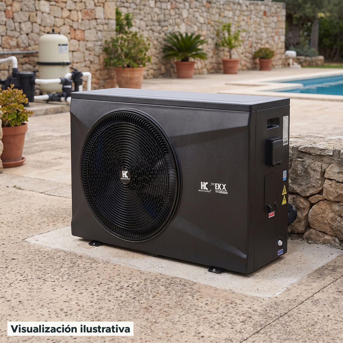 Visualización ilustrativa. El modelo EK58X-M2-INVERTER preparado junto al área de mantenimiento de una piscina. El entorno muestra un ejemplo de contexto de uso; los accesorios de fondo se ilustran por separado.