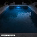 Visualización ilustrativa. Vista nocturna de una piscina que ilustra el color de esta lámpara. El efecto de la luz varía según el diseño de la piscina y la instalación.