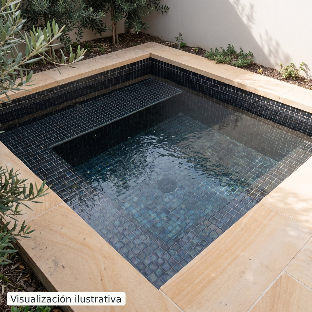 Visualización ilustrativa. Ejemplo del mosaico negro tornasol MOSAIKV-W1048-PV2 aplicado en una piscina compacta; el color percibido varía con el agua y la luz.
