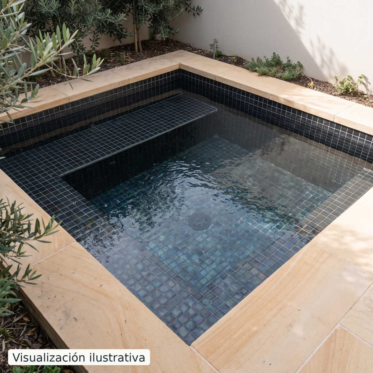 Visualización ilustrativa. Ejemplo del mosaico negro tornasol MOSAIKV-W1048-PV2 aplicado en una piscina compacta; el color percibido varía con el agua y la luz.