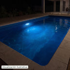 Visualización ilustrativa. Vista general nocturna de una piscina que ilustra el color de la lámpara. El efecto varía según la piscina y la instalación.