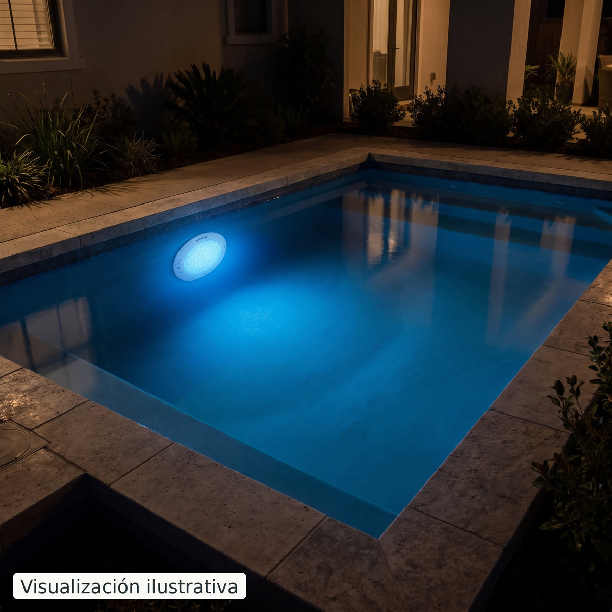 Visualización ilustrativa. Vista nocturna de una piscina que ilustra el color de esta lámpara. El efecto de la luz varía según el diseño de la piscina y la instalación.
