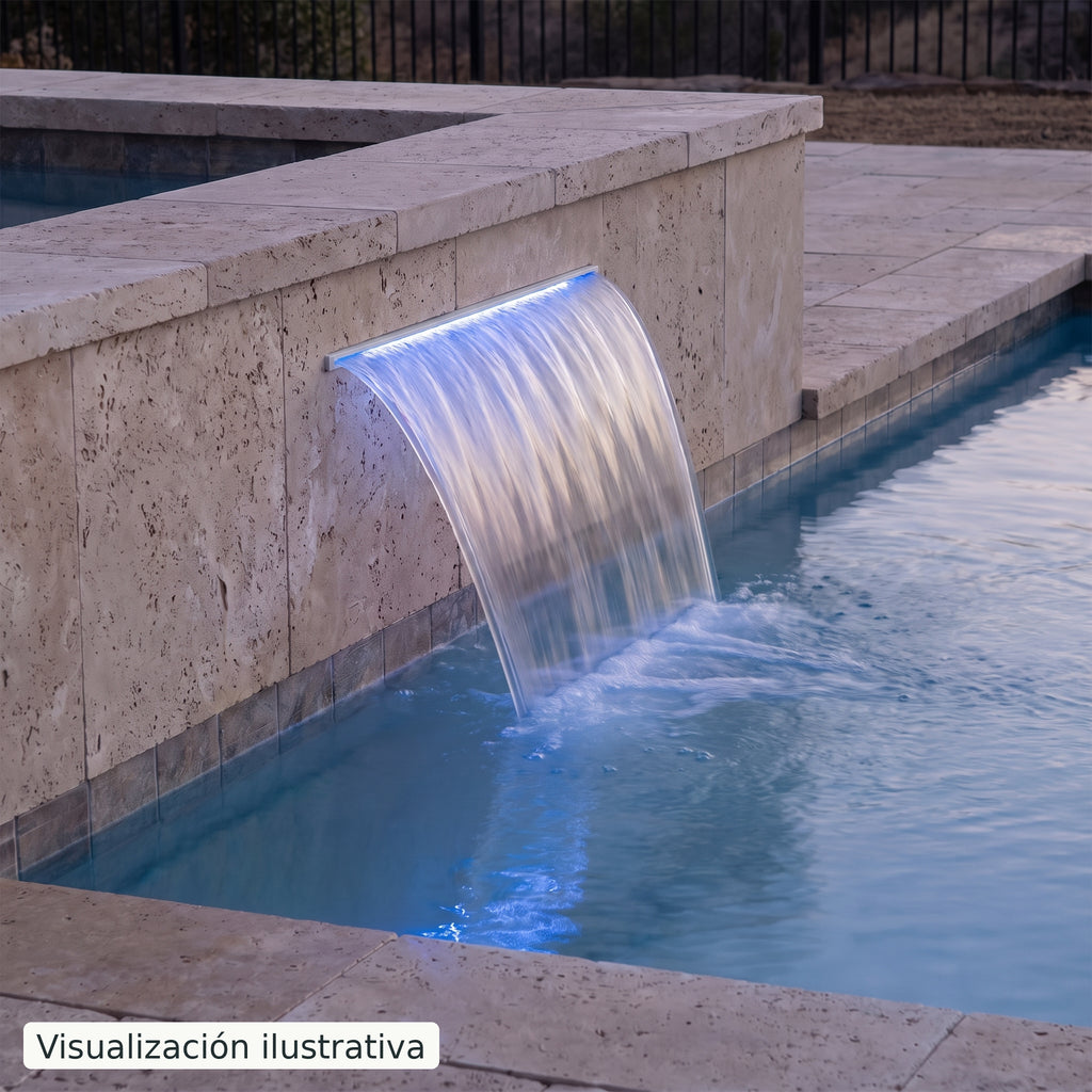 Visualización ilustrativa. Cascada WF-LED-24-6-T integrada en un muro junto a la piscina, con una cortina de agua e iluminación azul. Ejemplo de acabado y ambiente; la caída y la intensidad reales dependen del proyecto.