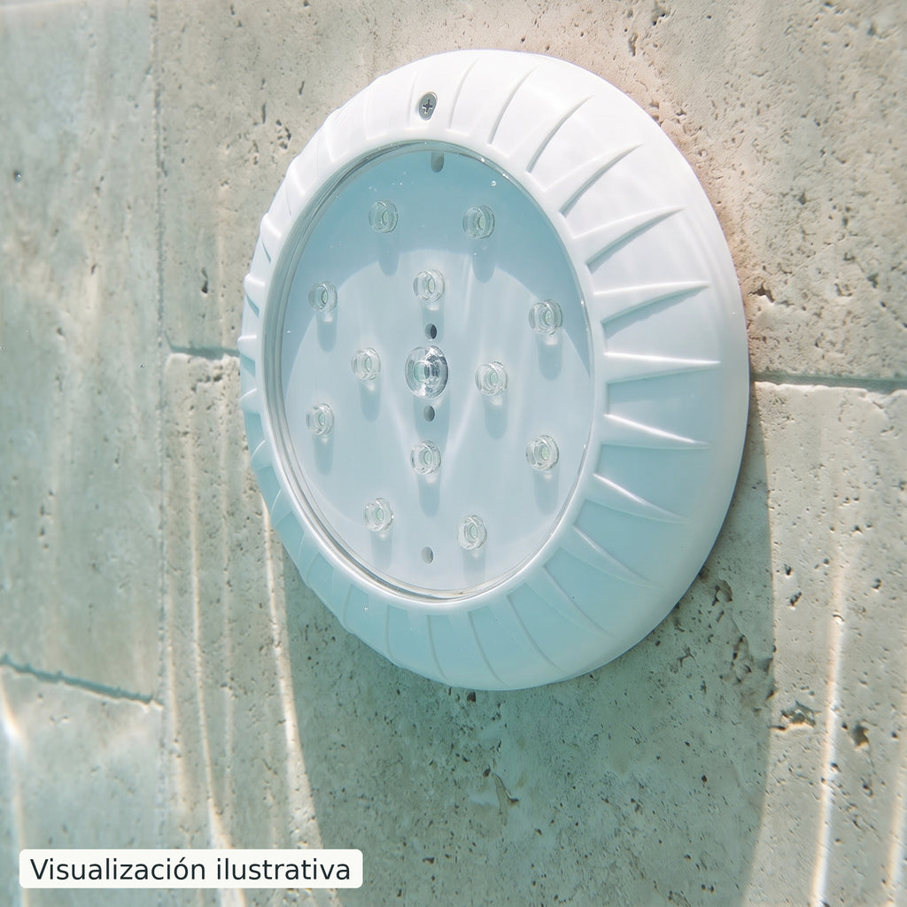 Visualización ilustrativa. Detalle de la lámpara para piscina colocada bajo el agua.