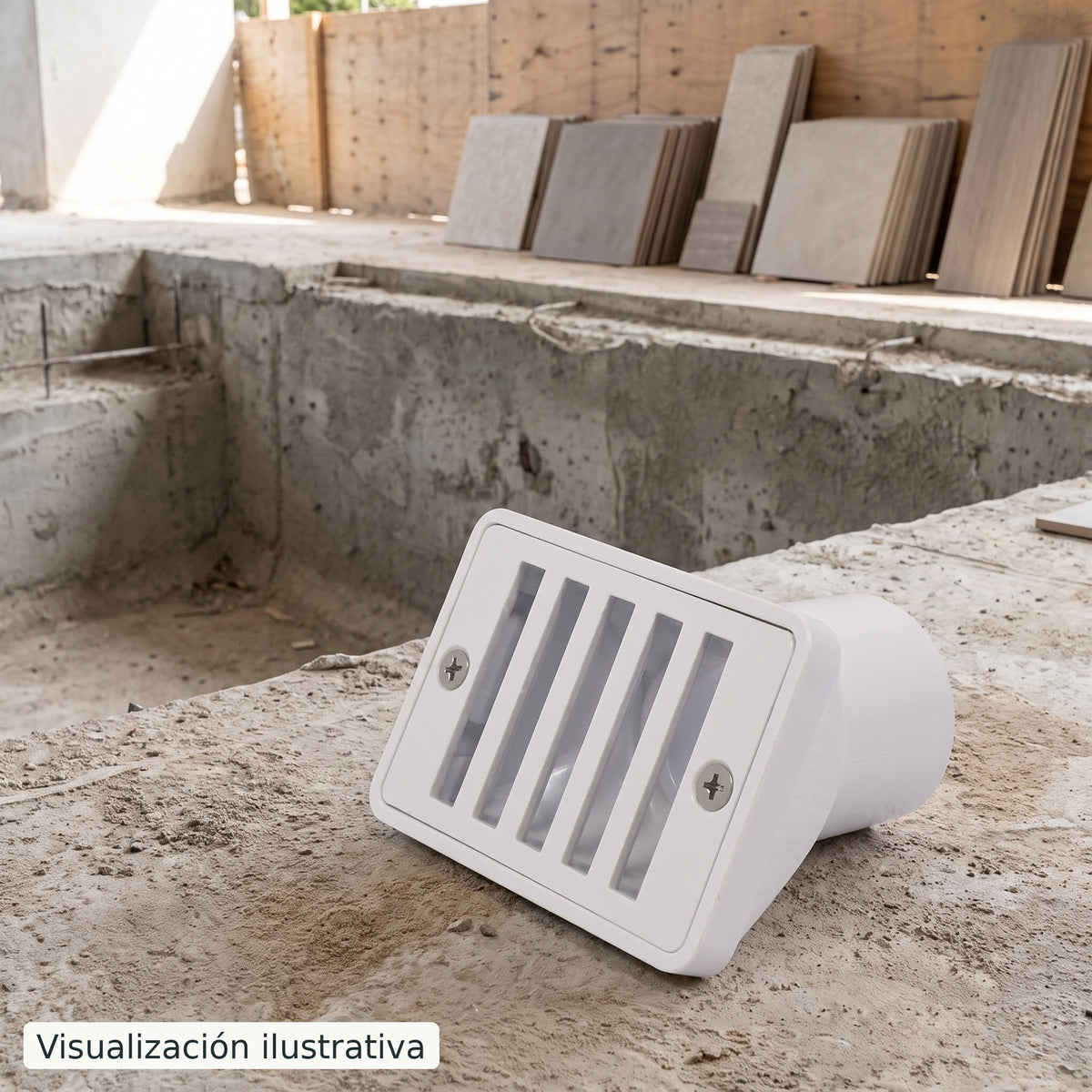 Visualización ilustrativa. Rejilla rectangular PA-DREB4-PLREC1.5 preparada junto a una piscina en construcción; equipo sin conectar.