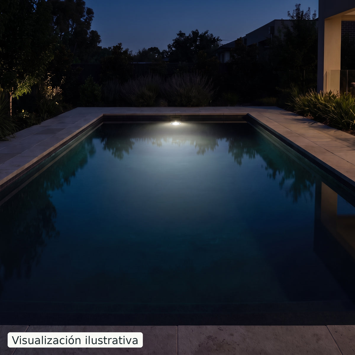 Visualización ilustrativa. Vista nocturna de una piscina que ilustra el color de esta lámpara. El efecto de la luz varía según el diseño de la piscina y la instalación.