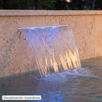 Visualización ilustrativa. Cascada WF-LED-12-6-T integrada en un muro junto a la piscina, con una cortina de agua e iluminación azul. Ejemplo de acabado y ambiente; la caída y la intensidad reales dependen del proyecto.