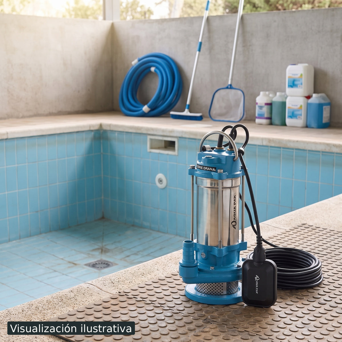 Visualización ilustrativa. Producto preparado junto al área de mantenimiento de una piscina, antes de conectarse o instalarse. El entorno y otros equipos que aparecen al fondo son ilustrativos.