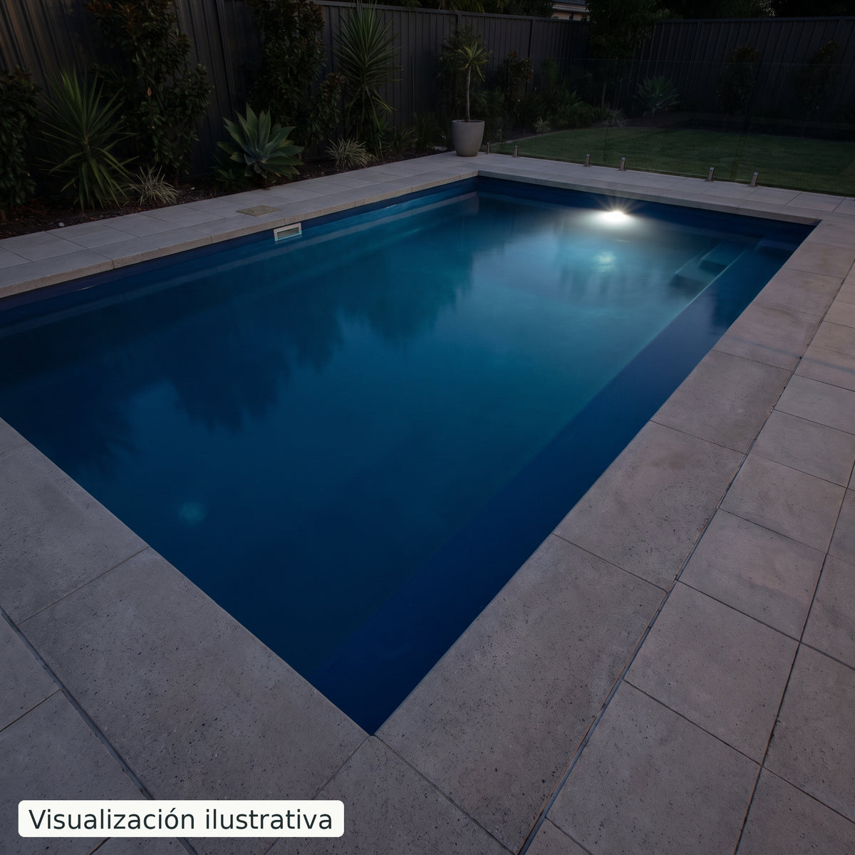 Visualización ilustrativa. Vista general nocturna de una piscina que ilustra el color de la lámpara. El efecto varía según la piscina y la instalación.