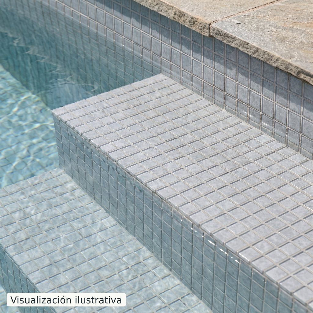 Visualización ilustrativa. Ejemplo del acabado de veneciano instalado en paredes y escalones de piscina. La luz, el agua y la profundidad modifican el tono percibido; consulta la muestra y ficha del modelo.