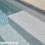 Visualización ilustrativa. Ejemplo del acabado de veneciano instalado en paredes y escalones de piscina. La luz, el agua y la profundidad modifican el tono percibido; consulta la muestra y ficha del modelo.
