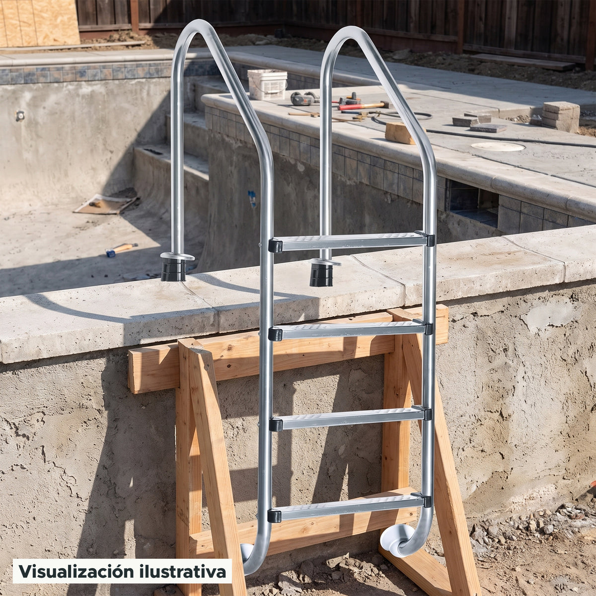 Visualización ilustrativa. El modelo PA-ESC-STD1-4P preparado junto al área de mantenimiento de una piscina. El entorno muestra un ejemplo de contexto de uso; los accesorios de fondo se ilustran por separado.