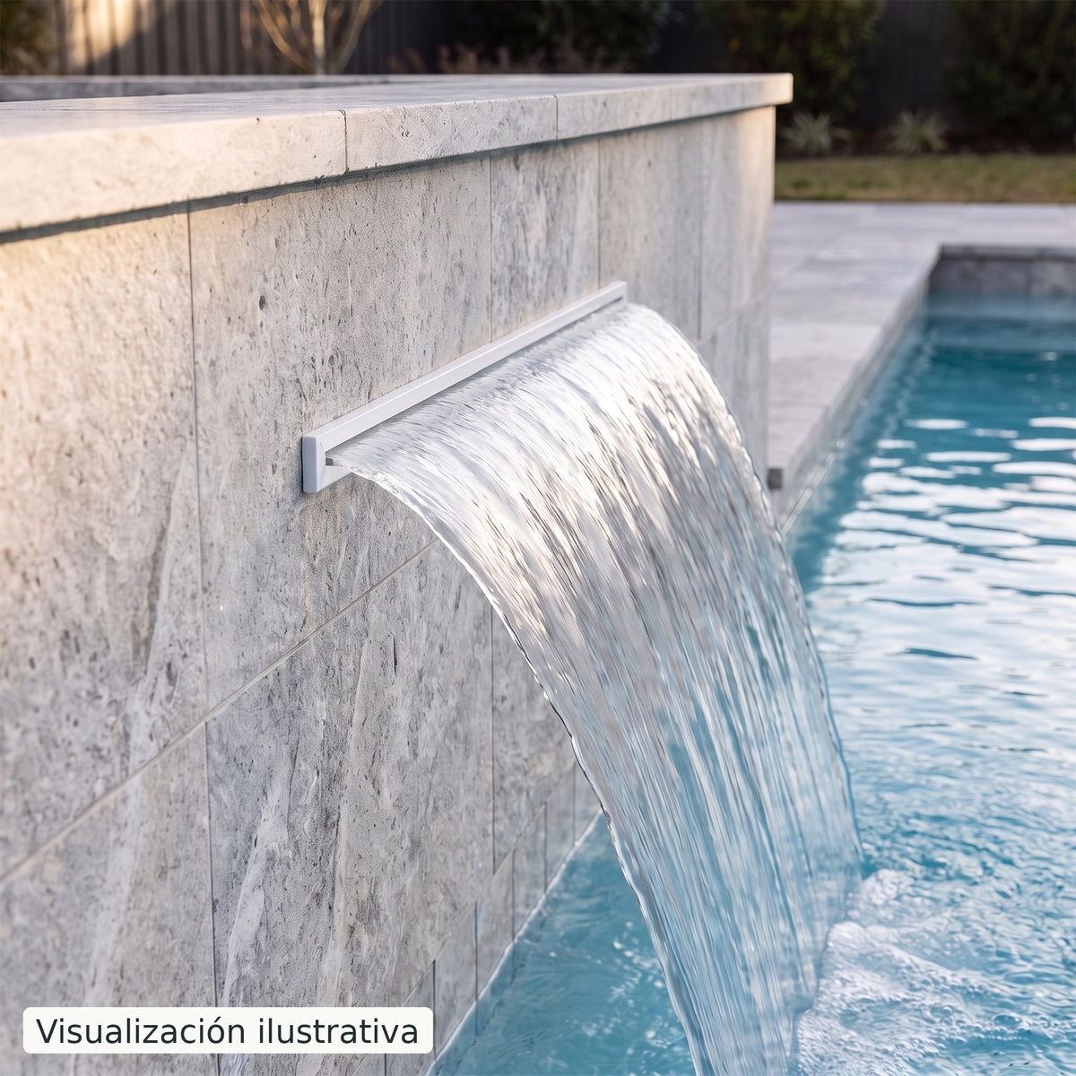 Visualización ilustrativa. Ejemplo de una cascada para piscina integrada en un muro, con el cuerpo y las conexiones ocultos.