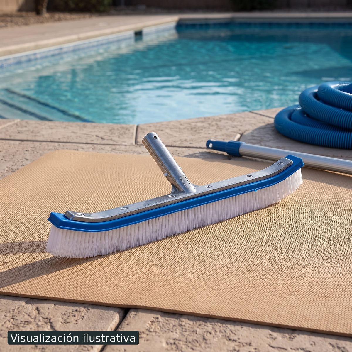 Visualización ilustrativa. Accesorio de limpieza preparado junto a una piscina. Ejemplo de contexto de uso; el mango telescópico y otros elementos del entorno no forman parte del producto mostrado.