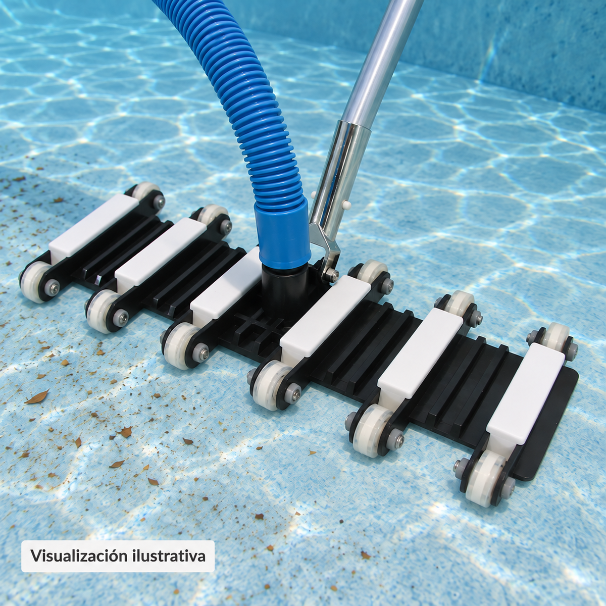 Visualización ilustrativa de la barredora PA-ASPIREC-PL19 en uso en una piscina. Manguera y mango son contexto de aplicación; no indica que estén incluidos.