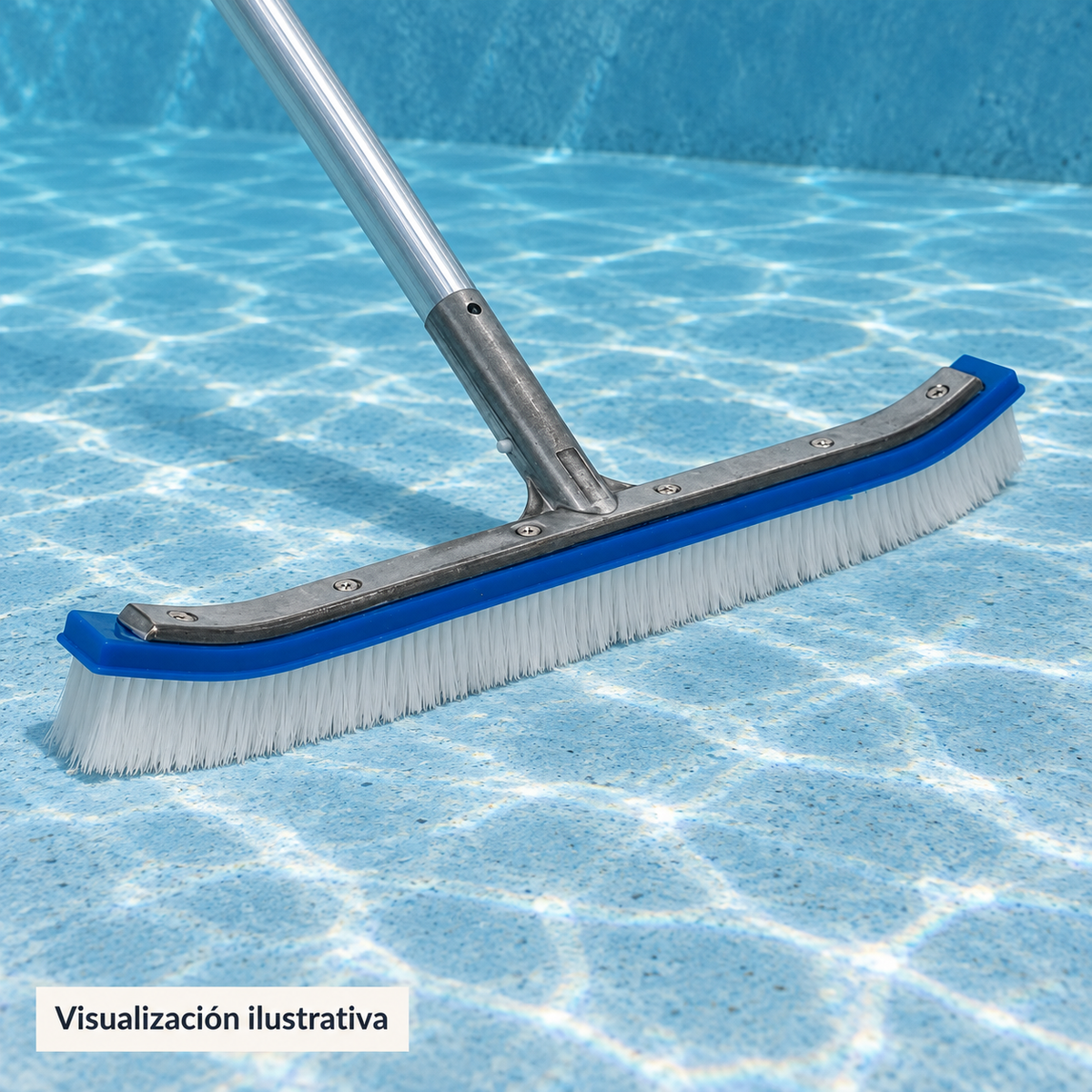 Visualización ilustrativa del cepillo PA-CEP-CU18-CN-MX en uso sobre una superficie compatible de piscina. Mango mostrado como contexto de uso; revisar compatibilidad del recubrimiento.