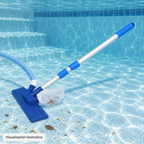 Visualización ilustrativa de PA-ASPIREC-PL5 con su mango telescópico y bolsa, en el fondo de una piscina. La manguera se muestra como contexto de conexión; no indica que esté incluida.