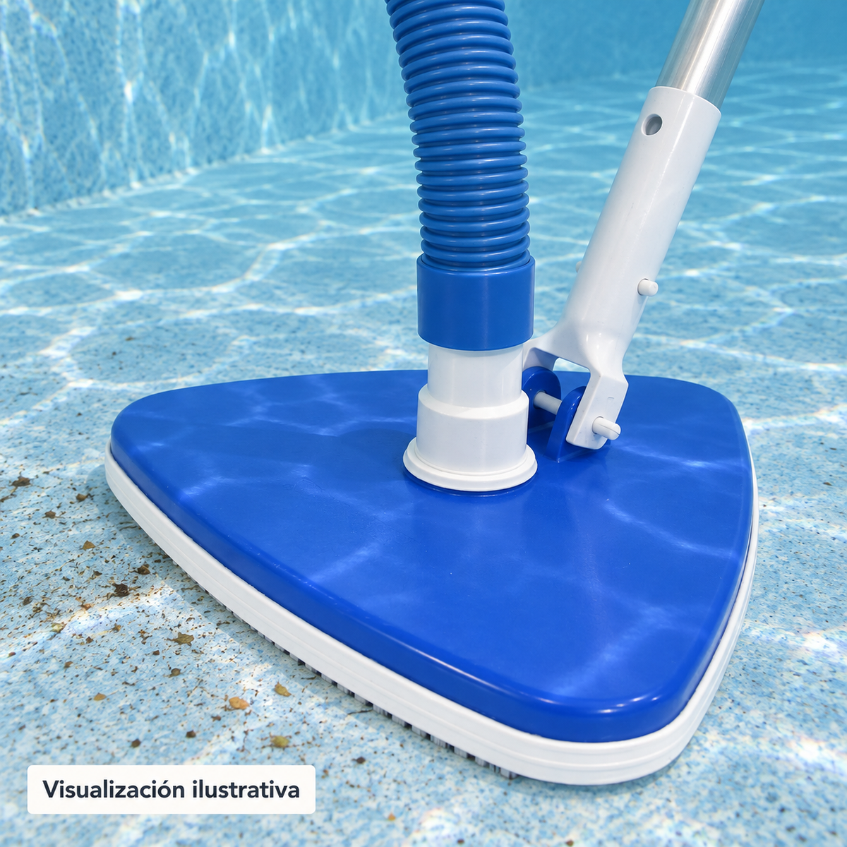 Visualización ilustrativa de la barredora PA-ASPITRI-PL12C sobre el fondo de una piscina. Manguera y mango son contexto de aplicación; no indica que estén incluidos.