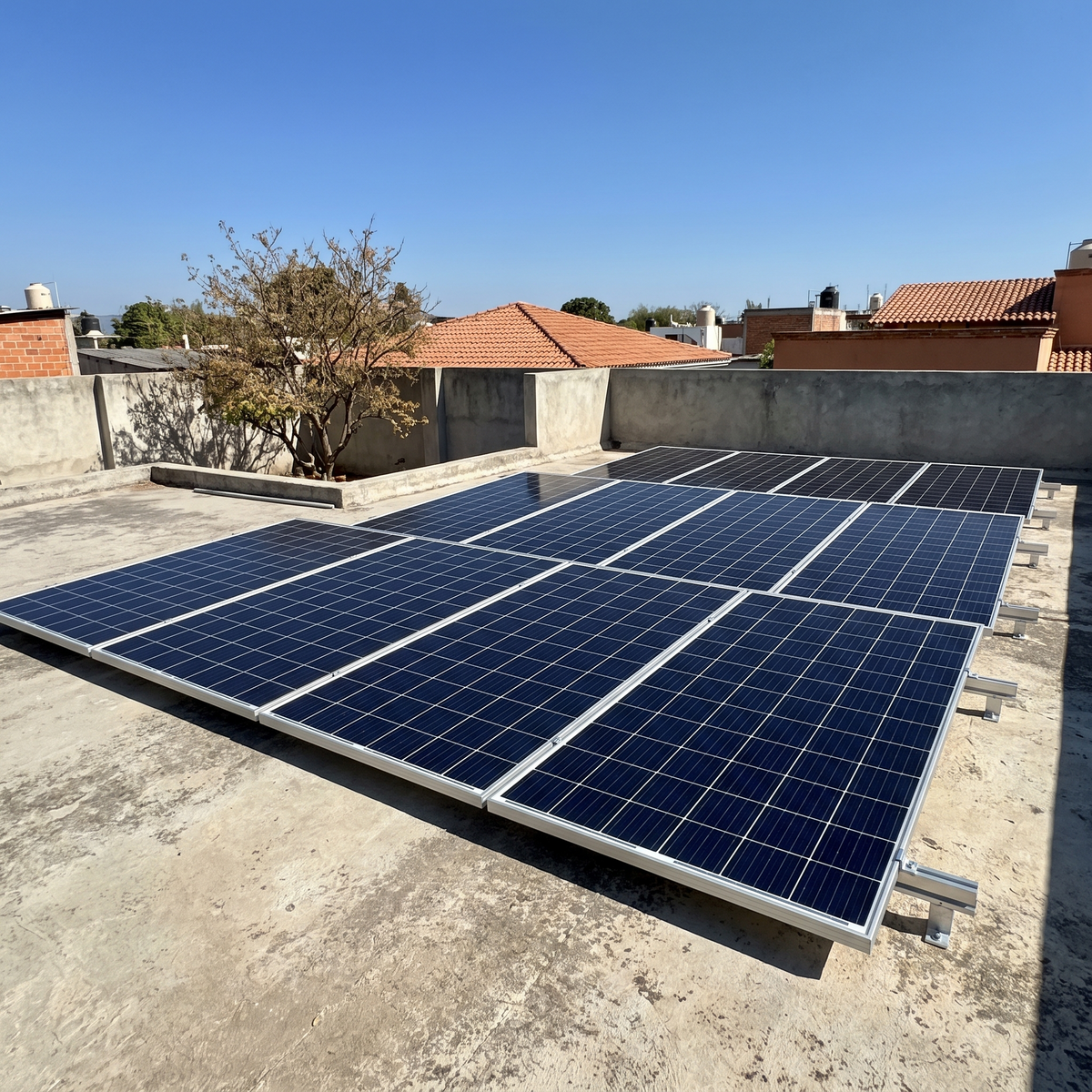 Ilustración de un arreglo fotovoltaico genérico sobre una azotea.